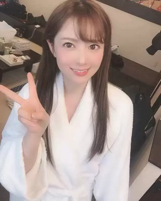 率真小虎牙岬奈奈美写真分享，赏心悦目！-萌次元